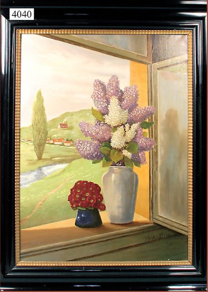 Blumenvasen mit Flieder und Primeln auf Fensterbank vor hügeliger Flusslandschaft