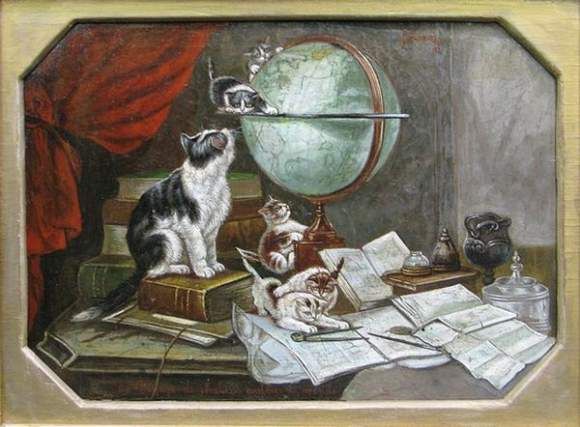 Auf einem mit Büchern, Briefen, Schreibutensilien und Globus bedeckten Schreibtisch Katzenmutter mit ihren spielenden Jungen