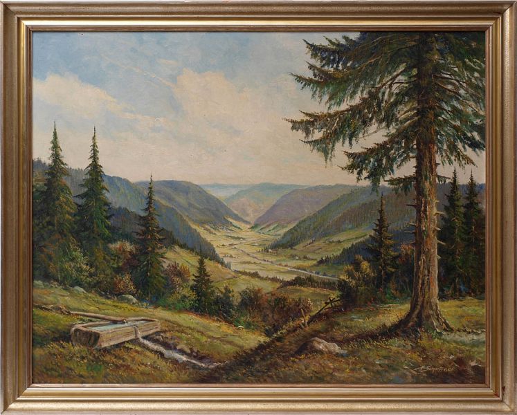 Blick ins Menzenschwander Tal, im Vordergrund ein hölzerner Brunnen auf einer Blumenwiese
