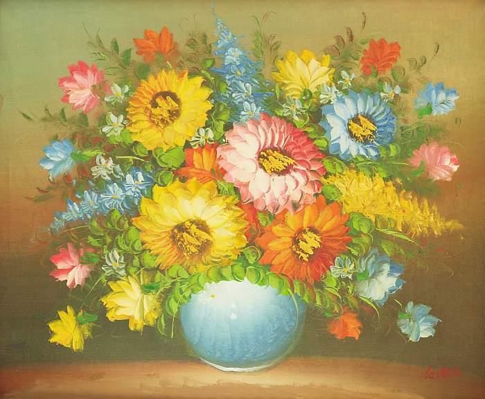 lleben mit Sommerblumen in blauer Kugelvase