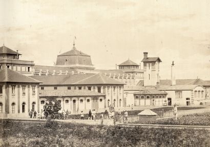 Asile impérial de Vincennes : vue générale avec omnibus et reproduction du plan d'architecte